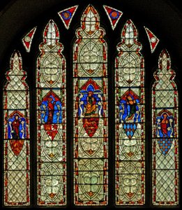 Ventana Ew que representa la Crucifixión y Santa María, San Juan, Santa María Magdalena y Santa Margarita