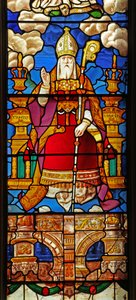Ventana N2 que representa a San Nicolás: una figura transformada de Dios Padre originalmente en la cima de un Árbol de Jesé aún en St Georges Hanover Square