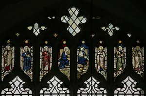 Ventana N5 que representa las luces de tracería con una serie de santos que incluyen a Felipe, Bartolomé, Matías, Simón, Judas y Tomás con la Coronación de la Virgen en el centro