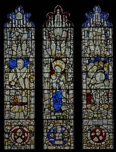 Ventana S6 que representa a Santiago, la Virgen y el Niño, la Misa de San Gregorio de English School