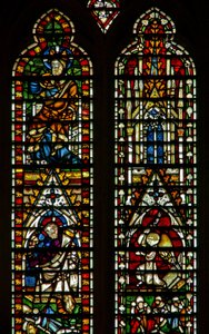 Ventana Ww que representa la Ascensión; también Dios en la Coronación de la Virgen