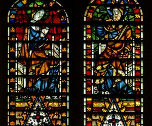 Ventana Ww que representa la Coronación de la Virgen de English School