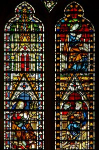 Ventana Ww que representa la Natividad; también la Virgen en la Coronación de la Virgen