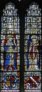 Ventana c17 que representa figuras y escudos abajo de English School