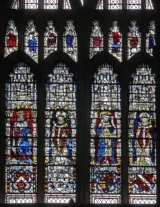 Ventana c17 que representa figuras y escudos abajo de English School