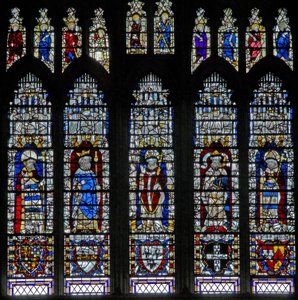 Ventana c18 que representa a reyes y arzobispos