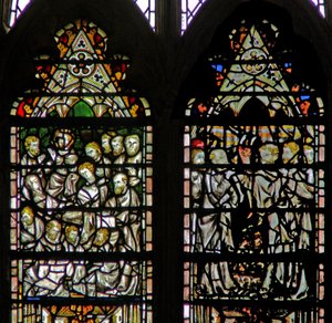 Ventana c7 que representa el Funeral de la Virgen María
