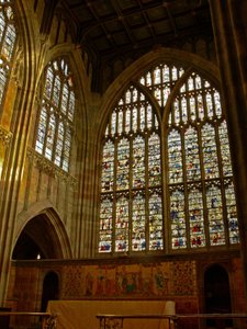 Ventana que representa una vista del lado norte de la iglesia en el extremo este de English School