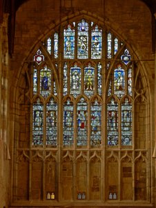 Ventana que representa una vista de la fachada oeste de la iglesia con figuras de santos y miembros de la jerarquía angélica de English School
