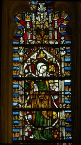 Ventana que representa a la Virgen María en el Árbol de Jesé de English School