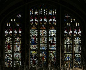 Ventana que representa la ventana este de la Capilla Beauchamp; fue vandalizada por los puritanos en 1643, pero ha sido muy hábilmente restaurada, con ciertas figuras reconstituidas a partir de fragmentos. de English School