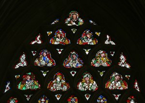 Ventana e-1 que representa a Cristo con ángeles llevando los Instrumentos de la Pasión de English School