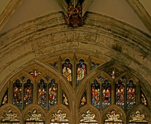 Ventana n1 que representa una multitud de ángeles músicos de English School