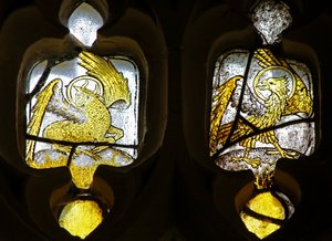 Ventana n2 que representa los símbolos de los Evangelistas: el toro de San Lucas y el águila de San Juan