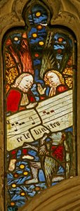 Ventana n2 que representa el coro angelical con partitura musical
