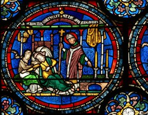 Ventana n4 que representa una escena de un milagro de Santo Tomás Becket: Julia Puintel es enviada a la tumba