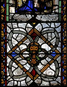 Ventana n4 que representa grisalla y emblema de San Pedro