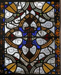 Ventana n4 que representa grisalla y emblema de San Pedro