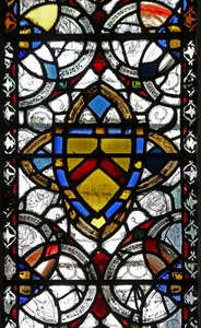 Ventana n4 que representa grisalla y escudo de armas de English School