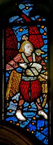 Ventana s1 que representa un ángel músico con flauta y tambor de English School