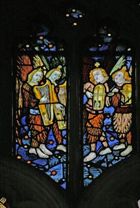 Ventana s1 que representa ángeles músicos con arpas y crwth (violín galés) de English School