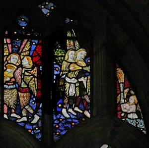 Ventana s1 que representa ángeles músicos con laúdes de English School