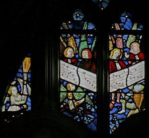 Ventana s2 que representa el coro angelical cantando; ángel incensando de English School