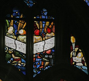 Ventana s2 que representa el coro angelical cantando; ángel incensando de English School