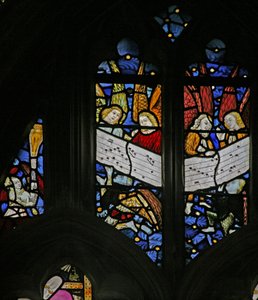 Ventana s2 que representa el coro angelical cantando; ángel incensando de English School