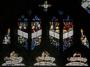 Ventana s2 que representa luces de tracería con ángeles músicos de English School