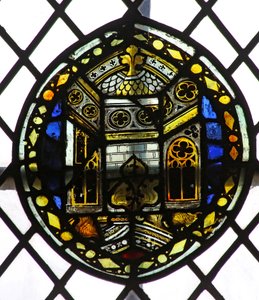Ventana s4 que representa un escudo con detalle arquitectónico de English School