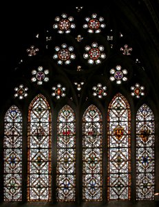Ventana s5 que representa grisalla geométrica y medallones en las luces del tracería de English School