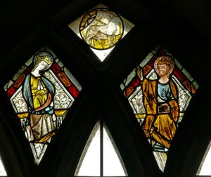 Ventana s6 que representa el toro (¿re San Lucas?) y la Coronación de la Virgen de English School