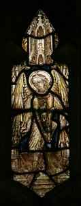 Ventana s7 que representa a un ángel músico con un arpa