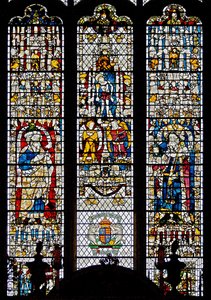 Ventana w12 que representa el Corpus Christi, Isaías y el Rey Edwin