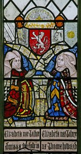 Ventana w1 representando a Elizabeth Talbot, Duquesa de Norfolk y Elizabeth Tilney, Condesa de Surrey con el escudo de armas de la familia Mowbray arriba de English School