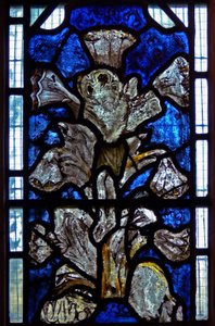 Ventana w9 que representa la Crucifixión del Lirio: una fusión del lirio (símbolo de la Anunciación) con la Crucifixión