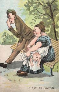 Mujer cambiando a un bebé en el parque de English School