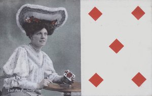 Mujer con cartas de juego y el cinco de diamantes