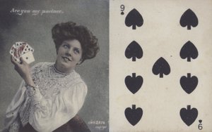 Mujer con cartas y el nueve de espadas