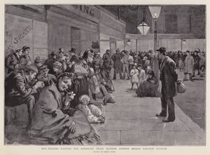 Recolectores de lúpulo esperando fuera de la estación de London Bridge para el tren de medianoche a Kent