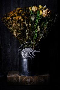 Naturaleza muerta floral evocadora