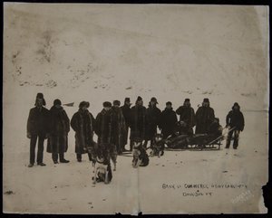 Fiesta de Año Nuevo del Banco Canadiense de Comercio, Dawson, Y.T., fotógrafo, Hegg & Co., sin fecha (foto en b/n) de Eric A. Hegg