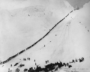 Empacadores ascendiendo la cima del paso Chilkoot, de 