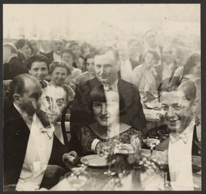 [Doble exposición de un grupo de personas en un banquete] de Erich Salomon