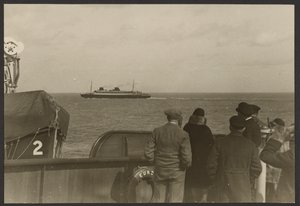 [Grupo de personas en la cubierta de un barco viendo pasar otro barco en la distancia] de Erich Salomon