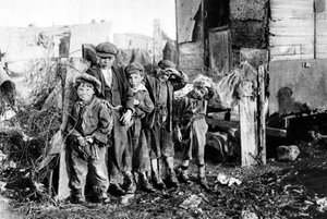 Un grupo de niños de la calle, París, 1931