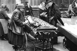 Un vendedor de frutas típico, París, 1931 de Ernest Flammarion