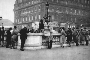 Lugar de encuentro en la entrada de una estación de metro, París, 1931 de Ernest Flammarion