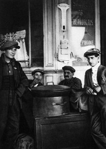 Vendedores callejeros de castañas asadas, París, 1931